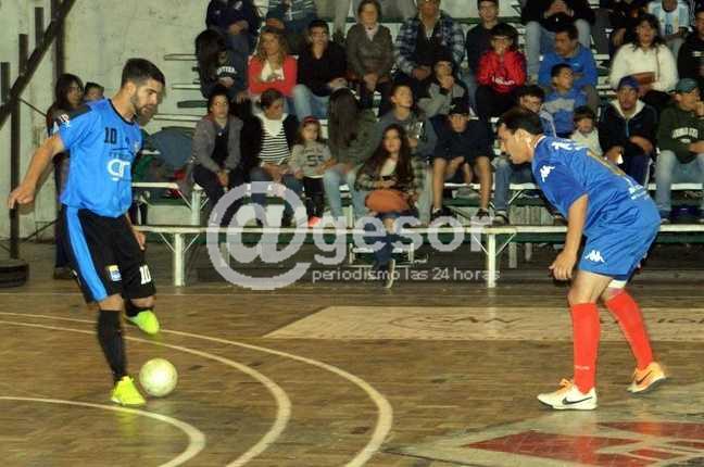 Sigue sin definirse el título de campeón de la Liga Regional de Futsal de Soriano. Los Abstemios y Círculo Policial terminaron 6-6 este jueves, por lo que deberán enfrentarse nuevamente.